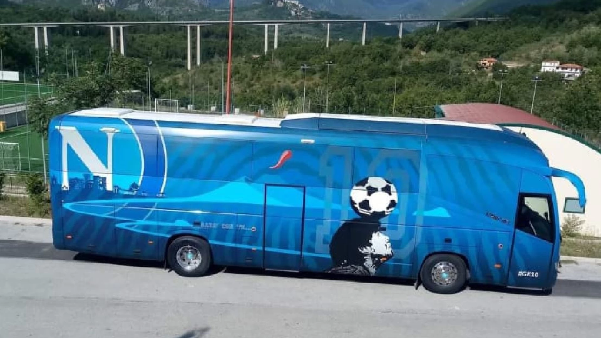 La foto-notizia: l’autobus dei “Campioni d’Italia” avvistato a Cerro al Volturno ma solo per la squadra Primavera.